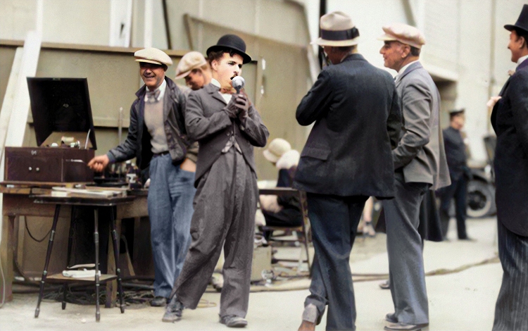 charlie singing on the set of city lights